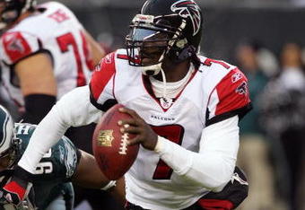 PHILADELPHIA - DECEMBER 31:  Michael Vick #7 of the Atlanta Falcons looks to pass against the Philadelphia Eagles in NFL action December 31, 2006 at Lincoln Financial Field in Philadelphia, Pennsylvania. The Eagles won 24-17.  (Photo by Jim McIsaac/Getty Images)