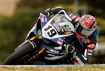 PHILLIP ISLAND, AUSTRALIA - MARCH 01:  Ben Spies of the United States of America and the Yamaha World Superbike Team rounds the bend during race two of round one of the Superbike World Championship at the Phillip Island Circuit on March 1, 2009 on Phillip Island, Australia.  (Photo by Quinn Rooney/Getty Images)