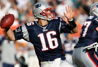 MIAMI - NOVEMBER 23:  Quarterback Matt Cassel #16 of the New England Patriots throws a pass against the Miami Dolphins at Dolphin Stadium on November 23, 2008 in Miami, Florida. The Patriots defeated the Dolphins 48-28.  (Photo by Doug Benc/Getty Images)