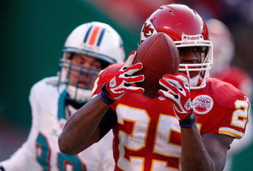 KANSAS CITY, MO - DECEMBER 21:  Jamaal Charles #25 of the Kansas City Chiefs carries the ball during the game against the Miami Dolphins on December 21, 2008 at Arrowhead Stadium in Kansas City, Missouri. (Photo by Jamie Squire/Getty Images)