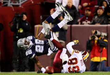 LANDOVER, MD - NOVEMBER 16:  Santana Moss #89 of the Washington Redskins can not hold onto the ball as he is defended by Ken Hamlin #26 of the Dallas Cowboys during the game on November 16, 2008 at FedEx Field in Landover, Maryland.  (Photo by Jim McIsaac/Getty Images)