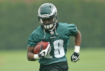 PHILADELPHIA - MAY 1: Wide receiver Jeremy Maclin #18 of the Philadelphia Eagles runs the ball during minicamp practice at the NovaCare Complex on May 1, 2009 in Philadelphia, Pennsylvania. (Photo by Hunter Martin/Getty Images)