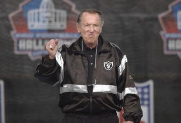 CANTON, OH - AUGUST 3:  Pro Football Hall of Famer (Class of 1992) and Oakland Raiders owner Al Davis pumps his fist as he is introduced during the 2003 NFL Hall of Fame Induction ceremony on August 3, 2003 in Canton, Ohio.  (Photo by David Maxwell/Getty Images)