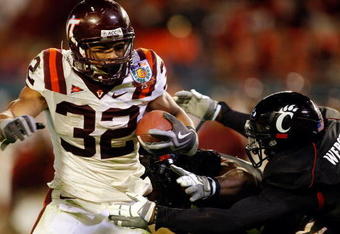 MIAMI - JANUARY 01:  Darren Evans #32 of the Virginia Tech Hokies runs the ball during the FedEx Orange Bowl against the Cincinnati Bearcats at Dolphin Stadium on January 1, 2009 in Miami, Florida.  (Photo by Streeter Lecka/Getty Images)