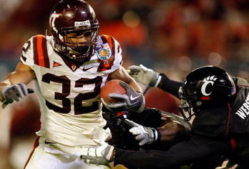 MIAMI - JANUARY 01:  Darren Evans #32 of the Virginia Tech Hokies runs the ball during the FedEx Orange Bowl against the Cincinnati Bearcats at Dolphin Stadium on January 1, 2009 in Miami, Florida.  (Photo by Streeter Lecka/Getty Images)