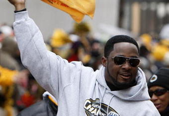 PITTSBURGH - FEBRUARY 03:  Head coach Mike Tomlin of the Pittsburgh Steelers waves a terrible towel during a parade to celebrate winning Super Bowl XLIII on February 3, 2009 in Pittsburgh, Pennsylvania.  (Photo by Gregory Shamus/Getty Images)