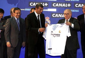 9 Jul 2001:  Zinedine Zidane of France is presented with his shirt by Real Madrid President Florentino Perez and Di Stefano during a press conference to announce his signing for Real Madrid from Juventus of Italy, at the Palacio De Hielo in Madrid, Spain. Mandatory Credit: Allsport UK/ALLSPORT