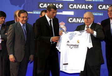 9 Jul 2001:  Zinedine Zidane of France is presented with his shirt by Real Madrid President Florentino Perez and Di Stefano during a press conference to announce his signing for Real Madrid from Juventus of Italy, at the Palacio De Hielo in Madrid, Spain. Mandatory Credit: Allsport UK/ALLSPORT