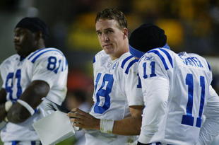 PITTSBURGH, PA - OCTOBER 21:   Quarterback Peyton Manning #18 of the Indianapolis Colts goes over the playbook during the NFL game against the Pittsburgh Steelers at Heinz Field on October 21, 2002 in Pittsburgh, Pennsylvania. Pittsburgh won 28-10.(Photo by Rick Stewart/Getty Images)