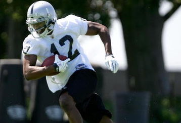ALAMEDA, CA - MAY 08:  Darrius Heyward-Bey #12 of the Oakland Raiders runs drills during the Raiders minicamp at the team's permanent training facility on May 8, 2009 in Alameda, California.  (Photo by Ezra Shaw/Getty Images)