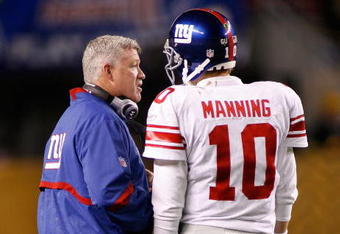 PITTSBURGH - OCTOBER 26:  Eli Manning #10 and Kevin Gilbride, offensive coordinator of the New York Giants talk during a timeout against the Pittsburgh Steelers on October 26, 2008 at Heinz Field in Pittsburgh, Pennsylvania.  (Photo by Rick Stewart/Getty Images)