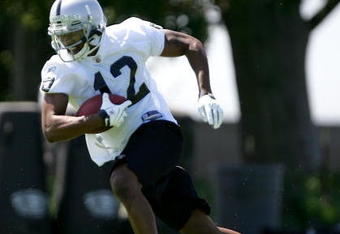 ALAMEDA, CA - MAY 08:  Darrius Heyward-Bey #12 of the Oakland Raiders runs drills during the Raiders minicamp at the team's permanent training facility on May 8, 2009 in Alameda, California.  (Photo by Ezra Shaw/Getty Images)