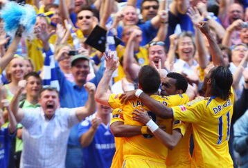 LONDON, ENGLAND - MAY 30:  Frank Lampard (L) of Chelsea celebrates scoring their second goal with team mates during the FA Cup sponsored by E.ON Final match between Chelsea and Everton at Wembley Stadium on May 30, 2009 in London, England.  (Photo by Mike Hewitt/Getty Images)