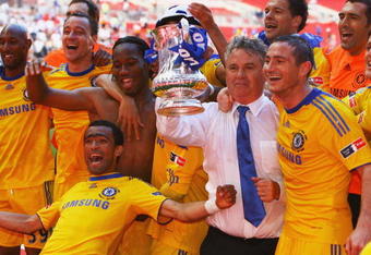 LONDON, ENGLAND - MAY 30:  Chelsea manager Guus Hiddink (2R) and winning goalscorer Frank Lampard (R) celebrate with team mates after the FA Cup sponsored by E.ON Final match between Chelsea and Everton at Wembley Stadium on May 30, 2009 in London, England.  (Photo by Alex Livesey/Getty Images)