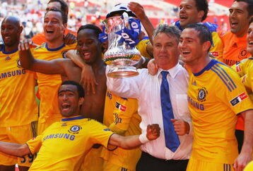 LONDON, ENGLAND - MAY 30:  Chelsea manager Guus Hiddink (2R) and winning goalscorer Frank Lampard (R) celebrate with team mates after the FA Cup sponsored by E.ON Final match between Chelsea and Everton at Wembley Stadium on May 30, 2009 in London, England.  (Photo by Alex Livesey/Getty Images)