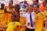 LONDON, ENGLAND - MAY 30:  Chelsea manager Guus Hiddink (2R) and winning goalscorer Frank Lampard (R) celebrate with team mates after the FA Cup sponsored by E.ON Final match between Chelsea and Everton at Wembley Stadium on May 30, 2009 in London, England.  (Photo by Alex Livesey/Getty Images)