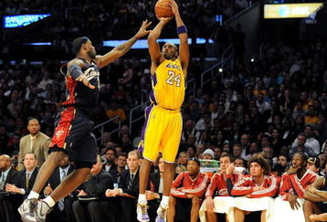 LOS ANGELES, CA - JANUARY 19:  Kobe Bryant #24 of the Los Angeles Lakers shoots a jumper against LeBron James #23 of the Cleveland Cavaliers during the game at Staples Center on January 19, 2009 in Los Angeles, California.  The Lakers defeated the Cavaliers 105-88.  (Photo by Harry How/Getty Images)