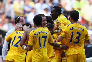 LONDON, ENGLAND - MAY 30:  Chelsea players celebrate victory after the FA Cup sponsored by E.ON Final match between Chelsea and Everton at Wembley Stadium on May 30, 2009 in London, England.  (Photo by Mike Hewitt/Getty Images)