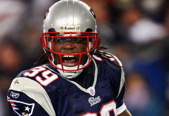 FOXBORO, MA - NOVEMBER 25:  Laurence Maroney #39 of the New England Patriots celebrates his touchdown in the fourth quarter against the Philadelphia Eagles at Gillette Stadium on November 25, 2007 in Foxboro, Massachusetts.  (Photo by Elsa/Getty Images)