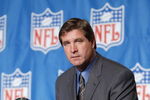 SAN DIEGO, CA - JANUARY 24:  Bill Callahan head coach of the AFC Champion Oakland Raiders poses with the Lombardi Trophy after answering questions during a press conference on January 24, 2003 at the San Diego Convention Center in San Diego, California. The Oakland Raiders will face the Tampa Bay Buccaneers in Superbowl XXXVII on Sunday January 26, 2003 at Qualcomm Stadium in San Diego, California. (Photo by Doug Pensinger/Getty Images)