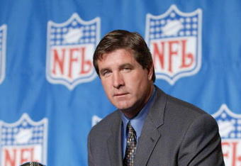 SAN DIEGO, CA - JANUARY 24:  Bill Callahan head coach of the AFC Champion Oakland Raiders poses with the Lombardi Trophy after answering questions during a press conference on January 24, 2003 at the San Diego Convention Center in San Diego, California. The Oakland Raiders will face the Tampa Bay Buccaneers in Superbowl XXXVII on Sunday January 26, 2003 at Qualcomm Stadium in San Diego, California. (Photo by Doug Pensinger/Getty Images)