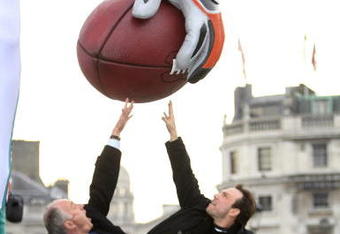 LONDON - OCTOBER 22:  Ken Livingstone and actor Christian Slater pose for photographers in front of a giant staute of aNFL Miami Dolphins Player 'Jason Taylor' to promotethe historic game between the Dolphins and New York Giants at Trafalgar square on 22 October, 2007 in London, England.  (Photo by MJ Kim/Getty Images)