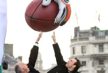 LONDON - OCTOBER 22:  Ken Livingstone and actor Christian Slater pose for photographers in front of a giant staute of aNFL Miami Dolphins Player 'Jason Taylor' to promotethe historic game between the Dolphins and New York Giants at Trafalgar square on 22 October, 2007 in London, England.  (Photo by MJ Kim/Getty Images)