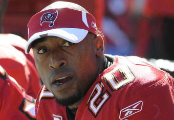 TAMPA, FL - NOVEMBER 16: Cornerback Ronde Barber #20 of the Tampa Bay Buccaneers watches play against the Minnesota Vikings at Raymond James Stadium on November 16, 2008 in Tampa, Florida.  (Photo by Al Messerschmidt/Getty Images) 