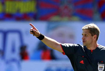 KHIMKI, RUSSIA - MAY 31:  Referee Stanislav Sukhina gestures during the Russian Cup final match between FC Rubin Kazan and PFC CSKA Moscow at the Khimki Stadium on May 31, 2009 in Khimki, Russia.  (Photo by Dmitry Korotayev/Epsilon/Getty Images)