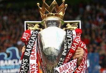 MANCHESTER, ENGLAND - MAY 16:  Sir Alex Ferguson the manager of Manchester United lifts the Barclays Premier League trophy after the Barclays Premier League match between Manchester United and Arsenal at Old Trafford on May 16, 2009 in Manchester, England.  (Photo by Alex Livesey/Getty Images)