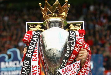MANCHESTER, ENGLAND - MAY 16:  Sir Alex Ferguson the manager of Manchester United lifts the Barclays Premier League trophy after the Barclays Premier League match between Manchester United and Arsenal at Old Trafford on May 16, 2009 in Manchester, England.  (Photo by Alex Livesey/Getty Images)