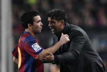 BARCELONA, SPAIN - DECEMBER 23:  Coach Frank Rijkaard (R) of Barcelona talks with player Deco during the La Liga match between Barcelona and Real Madrid at the Camp Nou Stadium on December 23, 2007 in Barcelona, Spain. Barcelona lost 'El Clasico' with 1-0.  (Photo by Jasper Juinen/Getty Images)
