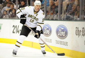 DALLAS - NOVEMBER 20:  Left wing Brenden Morrow #10 of the Dallas Stars during play against the Chicago Blackhawks at the American Airlines Center on November 20, 2008 in Dallas, Texas.  (Photo by Ronald Martinez/Getty Images)