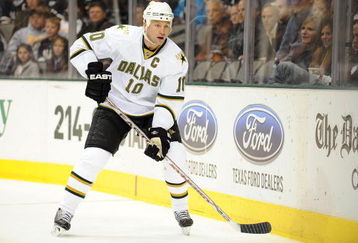 DALLAS - NOVEMBER 20:  Left wing Brenden Morrow #10 of the Dallas Stars during play against the Chicago Blackhawks at the American Airlines Center on November 20, 2008 in Dallas, Texas.  (Photo by Ronald Martinez/Getty Images)