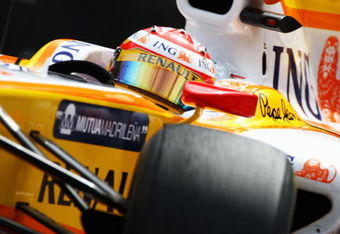 MONTE CARLO, MONACO - MAY 21:  Fernando Alonso of Spain and Renault drives during practice for the Monaco Formula One Grand Prix at the Monte Carlo Circuit on May 21, 2008 in Monte Carlo, Monaco.  (Photo by Paul Gilham/Getty Images)