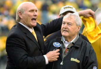 PITTSBURGH - OCTOBER 26:  Former quarterback Terry Bradshaw (L) and head coach Chuck Noll (R) of the Pittsburgh Steelers appear during a pre-game ceremony to celebrate the Steelers' 1000th game before the game against the St. Louis Rams on October 26, 2003 at Heinz Field in Pittsburgh, Pennsylvania. The Rams defeated the Steelers 33-21.  (Photo by David Maxwell/Getty Images)