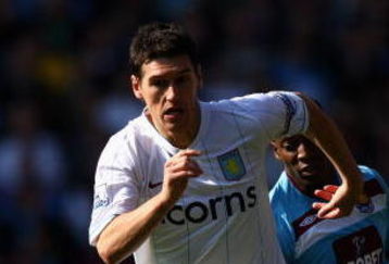 BIRMINGHAM, ENGLAND - APRIL 18:  Gareth Barry (L) of Aston Villa wins the ball over Luis Boa Morte (R) of West Ham during the Barclays Premier League match between Aston Villa and West Ham United at Villa Park on April 18, 2009 in Birmingham, England.  (Photo by Ryan Pierse/Getty Images)