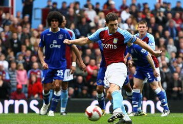 BIRMINGHAM, ENGLAND - APRIL 12:  Gareth Barry of Aston Villa scores a penalty to level the game 3-3 during the Barclays Premier League match between Aston Villa and Everton at Villa Park on April 12, 2009 in Birmingham, England.  (Photo by Paul Gilham/Getty Images)