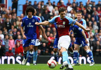 BIRMINGHAM, ENGLAND - APRIL 12:  Gareth Barry of Aston Villa scores a penalty to level the game 3-3 during the Barclays Premier League match between Aston Villa and Everton at Villa Park on April 12, 2009 in Birmingham, England.  (Photo by Paul Gilham/Getty Images)