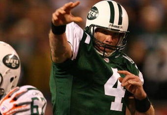 EAST RUTHERFORD, NJ - DECEMBER 28:  Brett Favre #4 of The New York Jets passes the ball against The Miami Dolphins during their game on December 28, 2008 at Giants Stadium in East Rutherford, New Jersey.  (Photo by Al Bello/Getty Images)