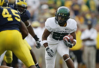 ANN ARBOR, MI - SEPTEMBER 08:  Andre Crenshaw #22 of the Oregon Ducks runs the ball against the Michigan Wolverines during their game on September 8, 2007 at Michigan Stadium in Ann Arbor, Michigan.  The Ducks defeated the Wolverines 39-7. (Photo By Gregory Shamus/Getty Images)  