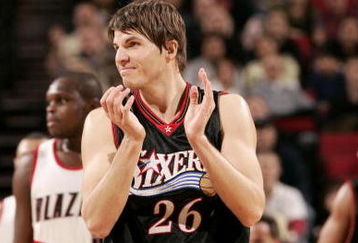 PORTLAND, OR - DECEMBER 29:  Kyle Korver #26 of the Philadelphia 76ers claps during the game against the Portland Trail Blazers on December 29, 2006 at the Rose Garden in Portland, Oregon. The 76ers won 98-95. NOTE TO USER: User expressly acknowledges and agrees that, by downloading and or using this Photograph, user is consenting to the terms and conditions of the Getty Images License Agreement. (Photo by Jonathan Ferrey/Getty Images)