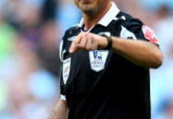 MANCHESTER, ENGLAND - MAY 24:  Referee Mark Clattenburg in action during the Barclays Premier League match between Manchester City and Bolton Wanderers at the City of Manchester Stadium on May 24, 2009 in Manchester, England.  (Photo by Richard Heathcote/Getty Images)