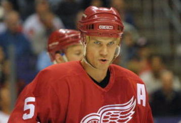 10 Nov 2001:  Nicklas Lidstrom #5 of the Detroit Red Wings looks on before a defensive end faceoff during the second period of their game against the Kings at Staples Center in Los Angeles, California. The Los Angeles Kings went on to win in OT 3-2. DIGITAL IMAGE. Mandatory Credit: J. Victor Decolongon/ALLSPORT