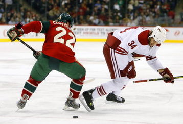 ST. PAUL, MN - NOVEMBER 13:  Cal Clutterbuck #22 of the Minnesota Wild and Daniel Winnik #34 of the Phoenix Coyotes battle for a loose puck November 13, 2008 at the Xcel Energy Center in St. Paul, Minnesota. (Photo by Scott A. Schneider/Getty Images)