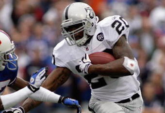 ORCHARD PARK, NY - SEPTEMBER 21:  Darren McFadden #20 of the Oakland Raiders runs with the ball during the game against the Buffalo Bills on September 21, 2008 at Ralph Wilson Stadium in Orchard Park, New York. (Photo by Rick Stewart/Getty Images)