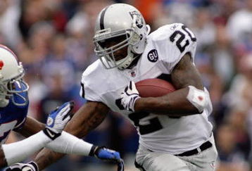 ORCHARD PARK, NY - SEPTEMBER 21:  Darren McFadden #20 of the Oakland Raiders runs with the ball during the game against the Buffalo Bills on September 21, 2008 at Ralph Wilson Stadium in Orchard Park, New York. (Photo by Rick Stewart/Getty Images)