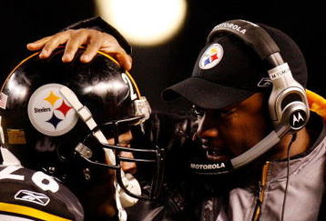 PITTSBURGH - JANUARY 18:  Mike Tomlin head coach of the Pittsburgh Steelers talks with Deshea Townsend during the AFC championship game against the Baltimore Ravens on January 18, 2009 at Heinz Field in Pittsburgh, Pennsylvania.  (Photo by Gregory Shamus/Getty Images)