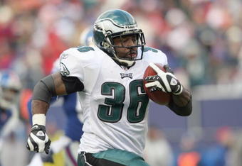 EAST RUTHERFORD, NJ - DECEMBER 7:  Brian Westbrook #36 of the Philadelphia Eagles carries the ball against the New York Giants at Giants Stadium on December 7, 2008 in East Rutherford, New Jersey. (Photo by Nick Laham/Getty Images)