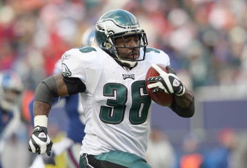 EAST RUTHERFORD, NJ - DECEMBER 7:  Brian Westbrook #36 of the Philadelphia Eagles carries the ball against the New York Giants at Giants Stadium on December 7, 2008 in East Rutherford, New Jersey. (Photo by Nick Laham/Getty Images)
